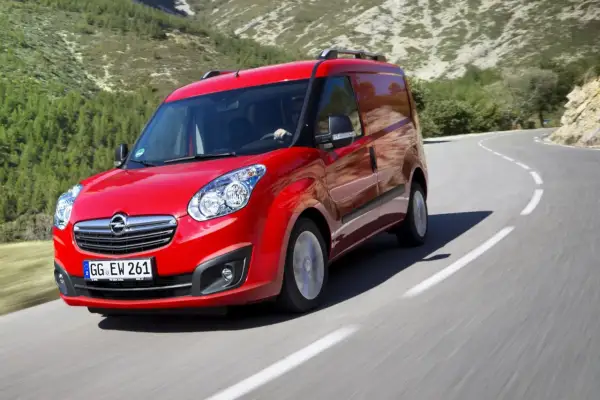 Czerwony bus osobowy Opel Combo na krętej drodze. Czy to ten bus osobowy jest najmniej awaryjny?