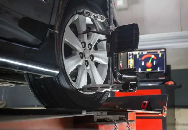 Auto ściąga w lewo? Pomiar geometrii zawieszenia na komputerze pomoże zdiagnozować problem.