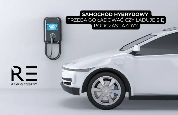 Biały samochód hybrydowy plug-in przy ładowarce ściennej. Czy hybryda plug-in ładuje się podczas jazdy? Logo REVOLUTION ENERGY.