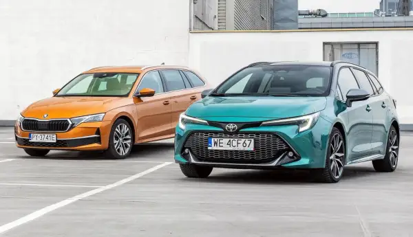 Pomarańczowa Skoda i zielona Toyota, dwa auta, które mogą być najmniej awaryjne auta 5-letnie.