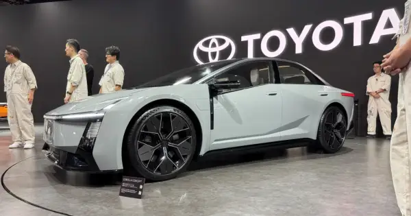 Nowoczesna Toyota Corolla Concept, zapowiedź przyszłych generacji, prezentowana na tle logo Toyota.
