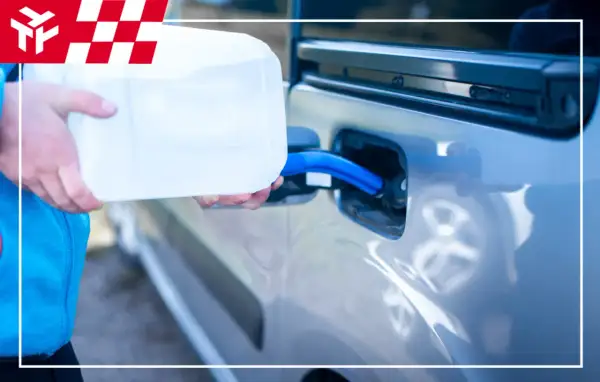 Osoba uzupełnia płyn AdBlue w samochodzie. To rozwiązanie pomaga zmniejszyć emisję szkodliwych tlenków azotu.