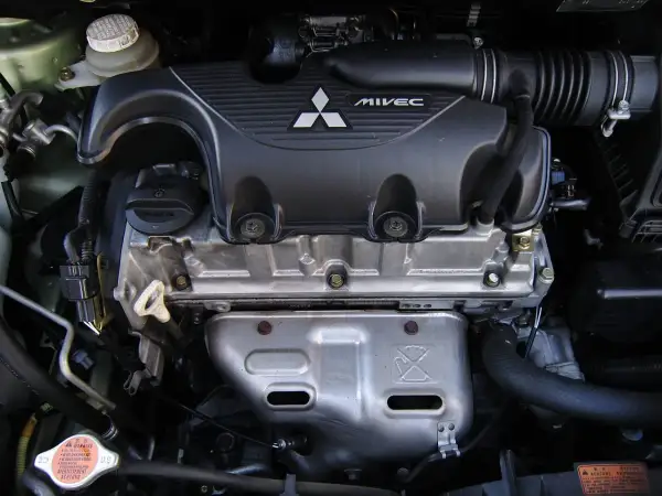 Silnik Mitsubishi Colt 1.3 95KM MIVEC. Jaki olej? Zobacz korek wlewu oleju.