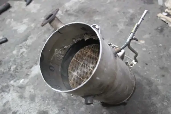 Filtr cząstek stałych, czyli DPF, z widocznym w środku ceramicznym wkładem o strukturze plastra miodu.