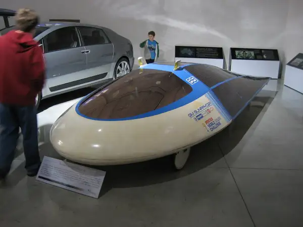 Futurystyczny samochód z panelami słonecznymi, który brał udział w wyzwaniu World Solar Challenge.