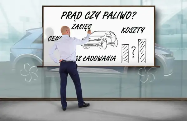 Mężczyzna pisze na tablicy "Prąd czy paliwo?", porównując zasięg, koszty i czas ładowania, co symbolizuje przyszłość samochodów elektrycznych.