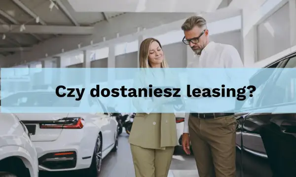 Para ocenić zdolność leasingową, para analizuje ofertę w salonie samochodowym.