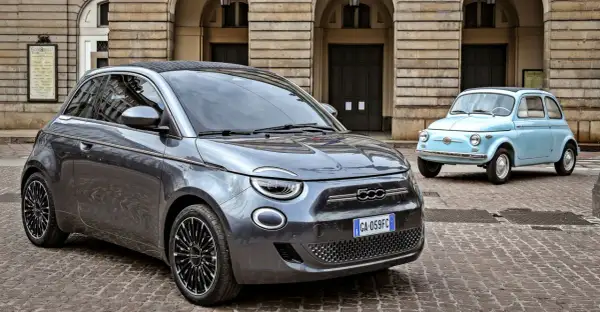 Nowy Fiat 500 obok klasycznego modelu. Czy to najtańszy elektryk?