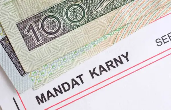 Złotówki i dokument "MANDAT KARNY" sugerują, że to mandat z zagranicy, który trzeba opłacić.