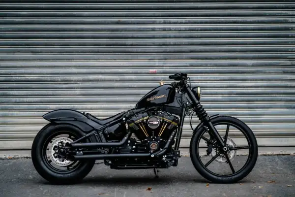 Czarny motocykl Harley-Davidson. Rozważasz motocykl w leasingu? Sprawdź koszty i możliwości.