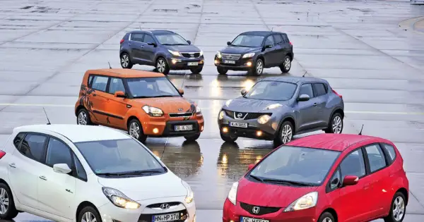 Kolekcja aut azjatyckich marek: pomarańczowy Kia Soul, biały Hyundai, czerwony Honda Jazz, szary Nissan Juke i dwa SUV-y Kia Sportage oraz Toyota RAV4.