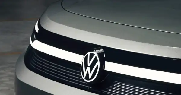 Zbliżenie na przód nowoczesnego samochodu, z widocznym logo Volkswagen. Nowe modele tej marki zachwycają designem.