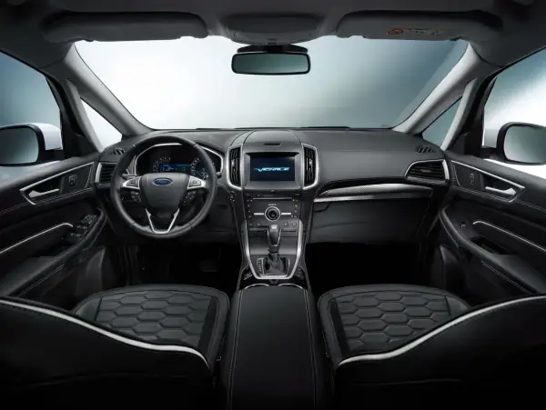 Nowoczesne ford s max wnętrze z czarną tapicerką i ekranem multimedialnym.
