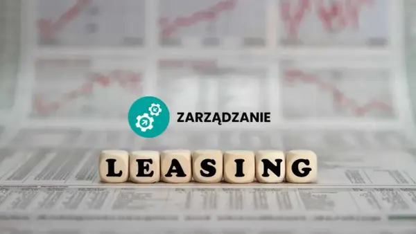 Drewniane kostki z literami tworzą napis LEASING. Obok symbol zarządzania i wykresy. To obrazuje leasing pracowniczy.