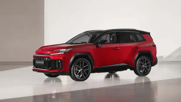 Nowe modele Toyoty: czerwony RAV4 GR SPORT z czarnym dachem i felgami, prezentujący sportowy charakter.