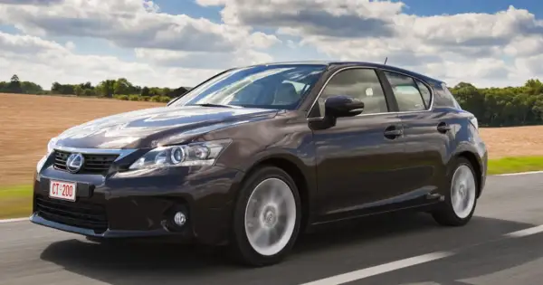 Ciemnobrązowy Lexus CT 200h w ruchu drogowym. Szukasz auta, która hybryda pali najmniej? Ten model to świetny wybór.