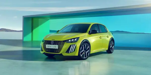 Nowy, jaskrawozielony peugeot elektryczny e-208 stoi na tle futurystycznej architektury i spokojnego krajobrazu.