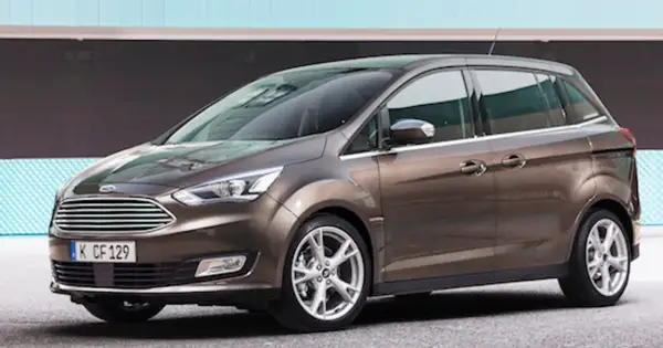 Brązowy Ford C-Max prezentuje swoje eleganckie linie, sugerując bogate ford c-max wersje wyposażenia.