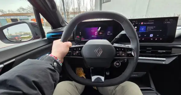 Wsiadam do auta, myśląc, że ropa drożeje, ale elektryk daje radę. Kierownica z ekranem i muzyką.