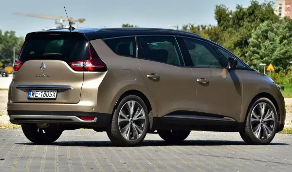 Złoty, dwukolorowy Renault Scenic, idealny na rodzinne wycieczki. Duże samochody rodzinne to komfort i przestrzeń dla każdego.